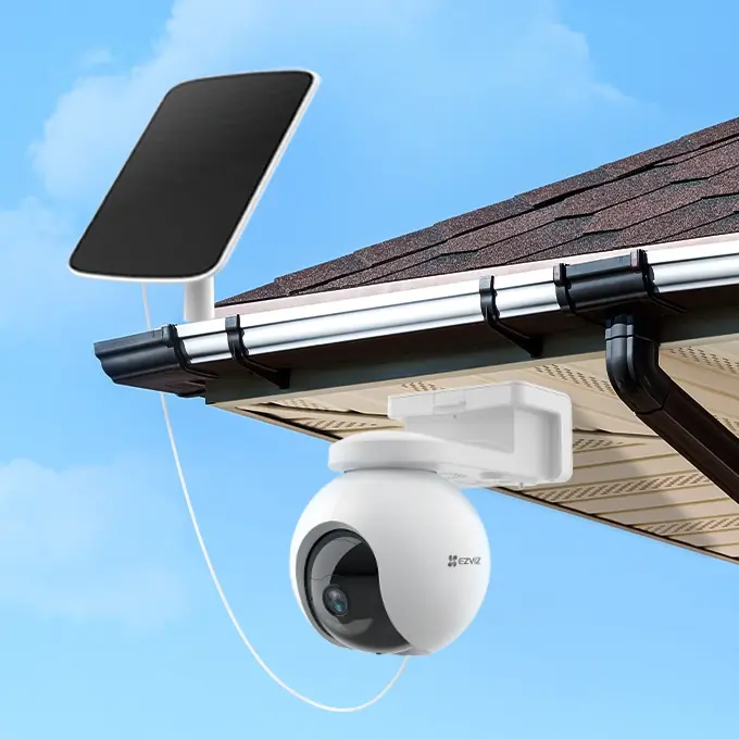 Installez le panneau solaire au toit — votre caméra EZVIZ reste chargée en permanence