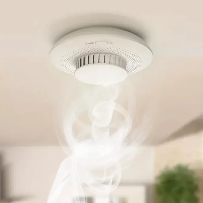 Monté au plafond, il surveille votre maison en permanence