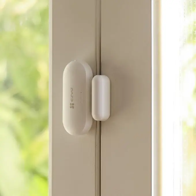 Installé en 2 minutes sur n'importe quelle fenêtre ou porte — alerte téléphone dès que quelqu'un entre