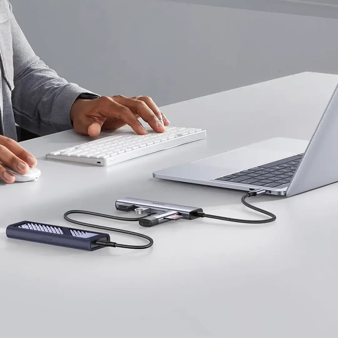 2 USB-C + 2 USB-A simultanément — SSD moderne et souris legacy branchés en même temps depuis votre MacBook