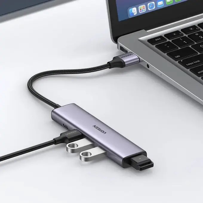 UGREEN CM473 hub USB-A — boîtier aluminium violet-gris, câble USB-A tressé nylon, 3 ports USB-A 3.0 en façade, port USB-C à l'extrémité, LED d'état