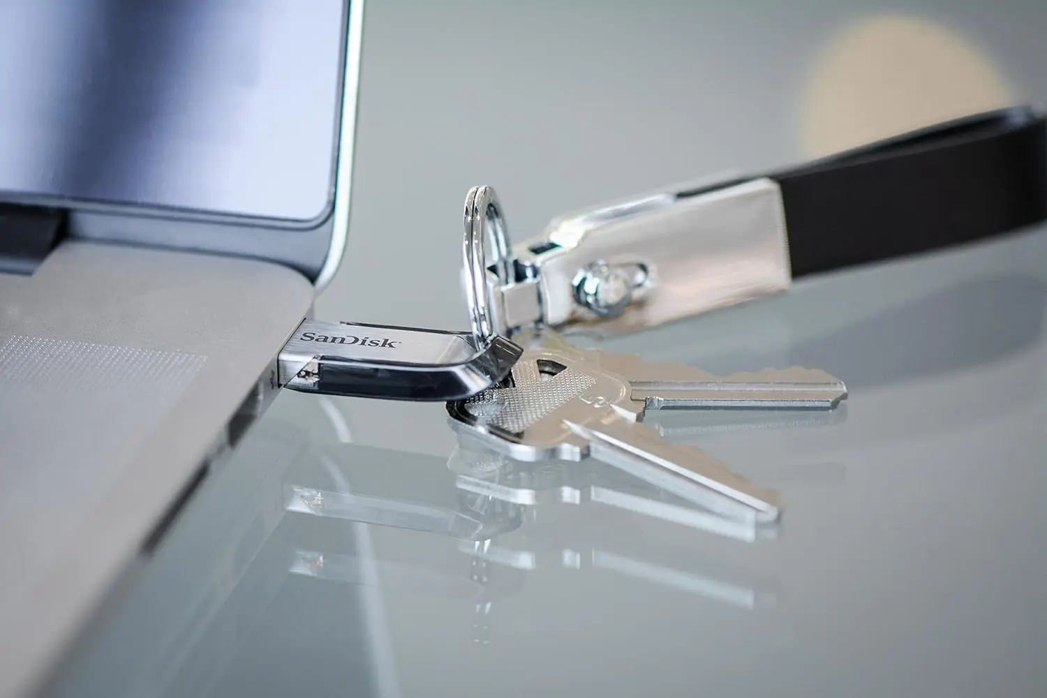 Branchée dans le port, accrochée au trousseau — la clé USB qui reste toujours avec vous