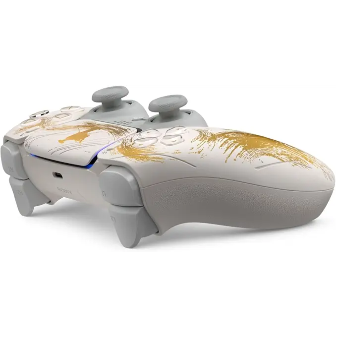 Le motif doré se prolonge jusqu'au dos de la manette