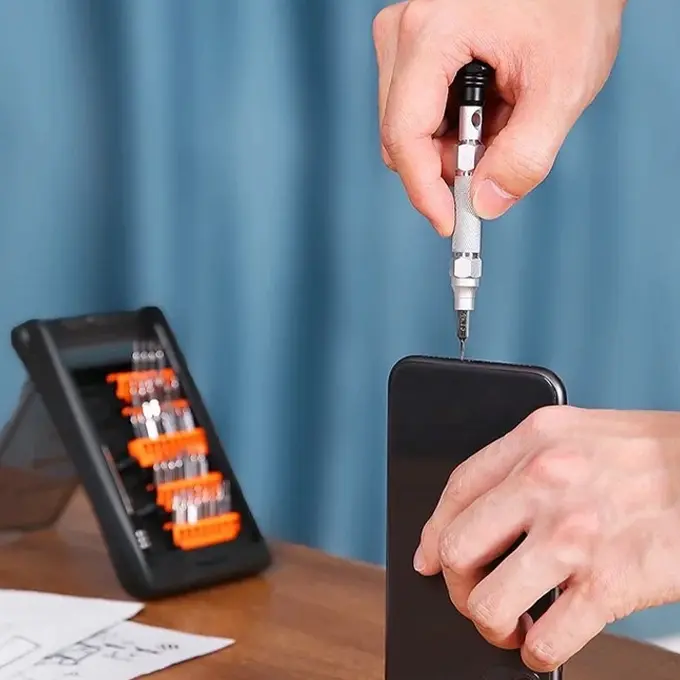 UGREEN CM372 kit tournevis 38 en 1 — coffret EVA noir et orange ouvert, embouts organisés avec étiquettes, manche aluminium magnétique, vue compacte du set complet